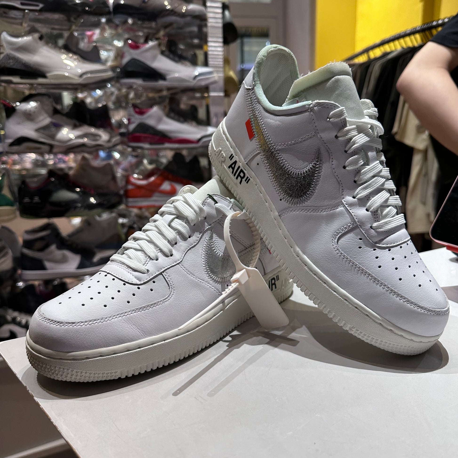 Retail Off White Us Stores Oma Retail Off White Off White Showroom