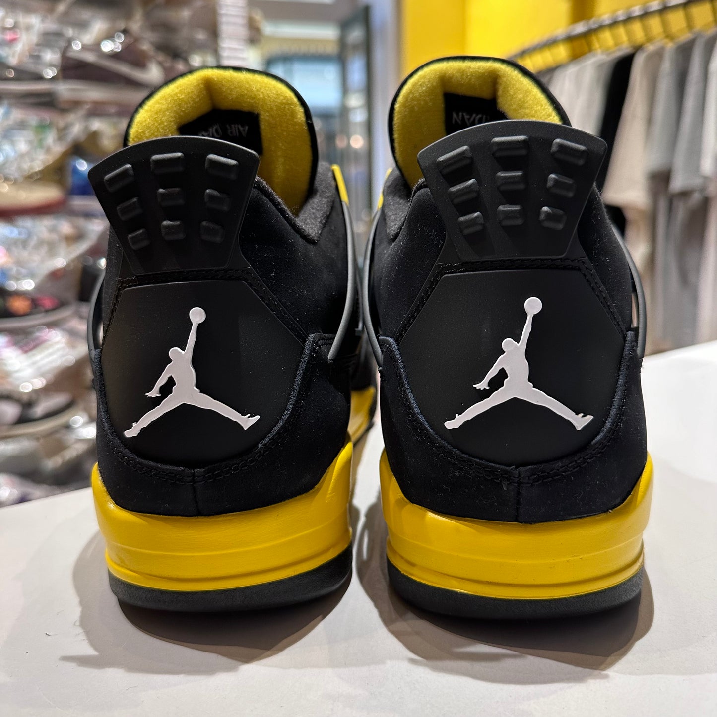 Jordan 4 Retro Thunder (2023) - Pre-Owned