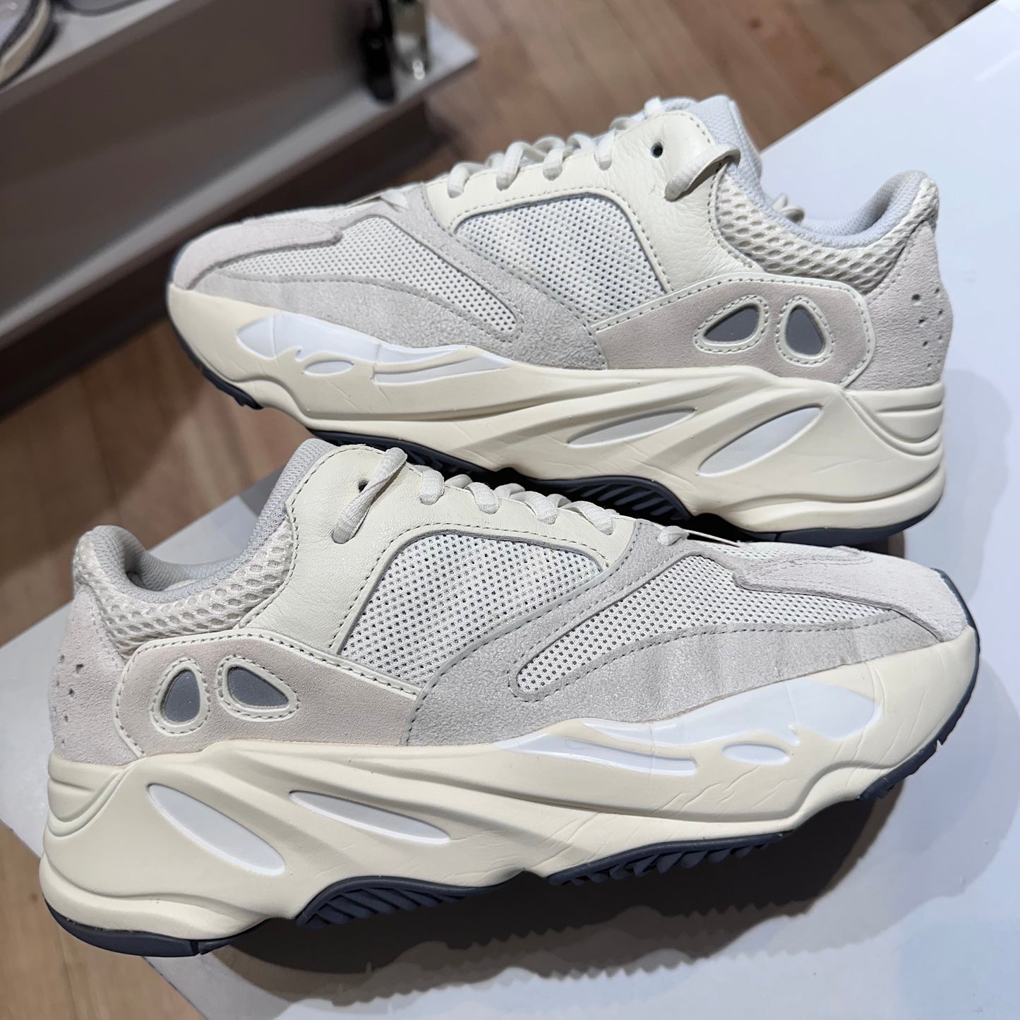 adidas Yeezy Boost 700 Analog Pre-owned US 9