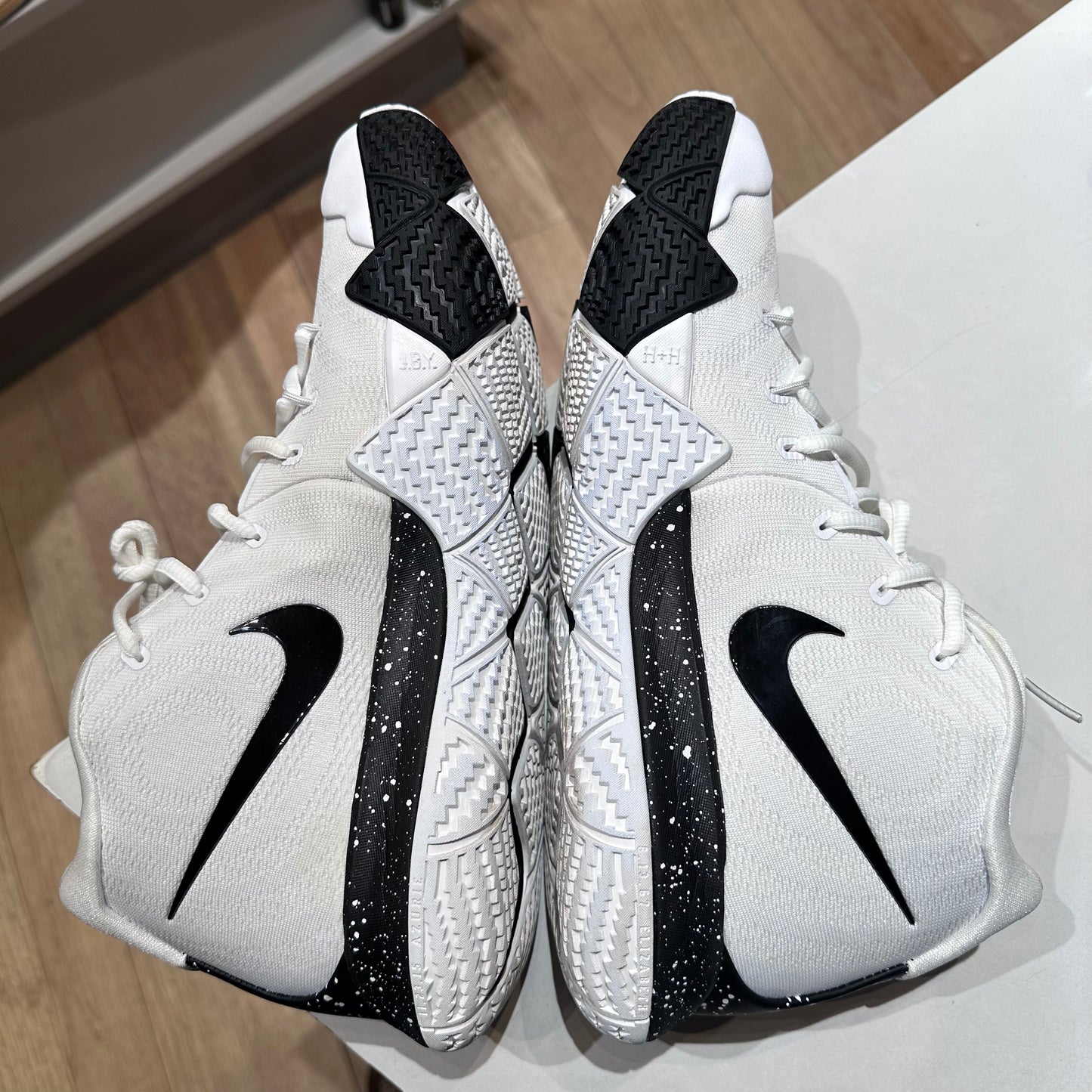 Nike Kyrie 4  Oreo White Black Pre-owned US 12