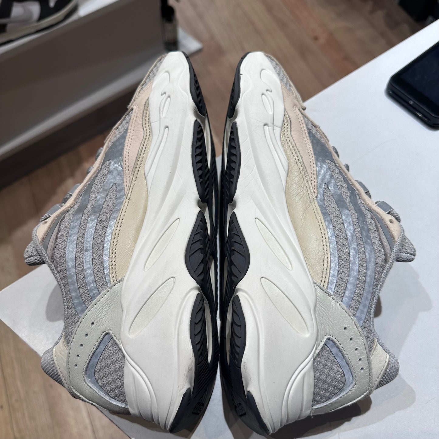 adidas Yeezy Boost 700 V2 Cream Pre-owned US 10.5