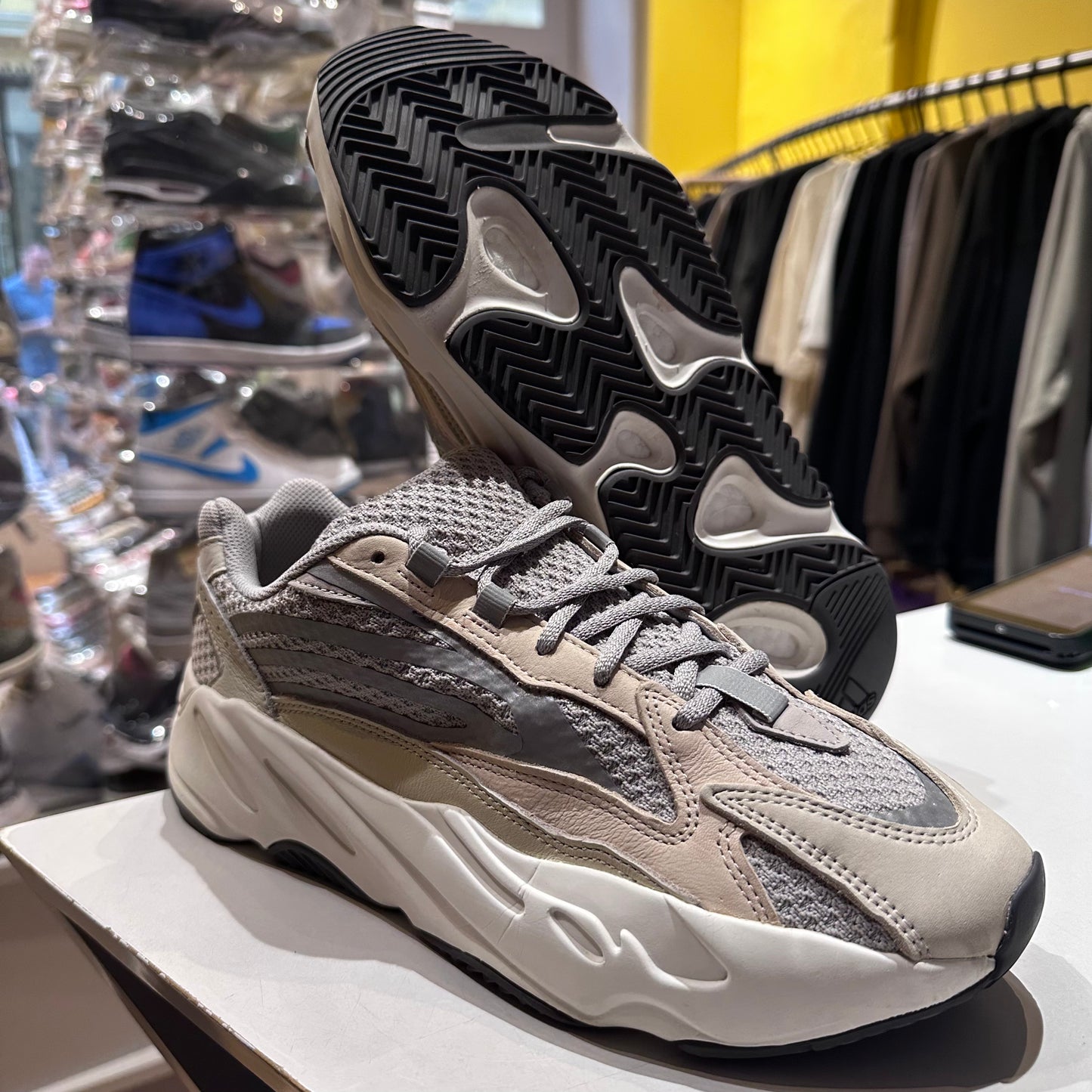 adidas Yeezy Boost 700 V2 Cream Pre-owned US 10.5