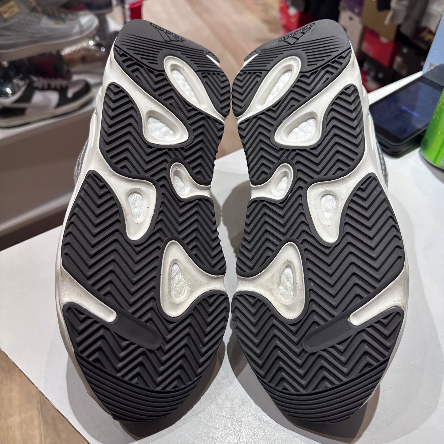 adidas Yeezy Boost 700 V2 Cream Pre-owned US 10.5