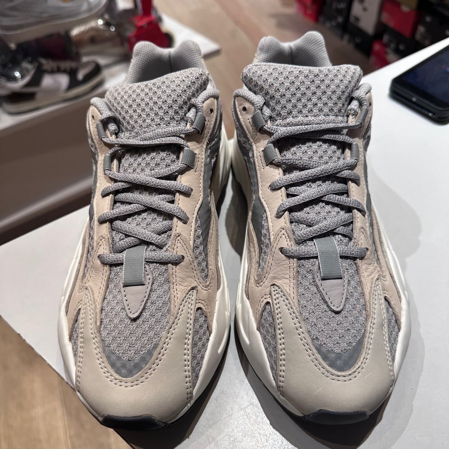 adidas Yeezy Boost 700 V2 Cream Pre-owned US 10.5