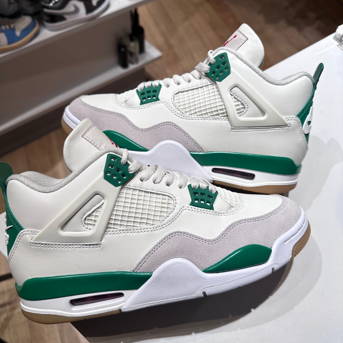 Jordan 4 Retro SB Pine Green Pre-owned US 9