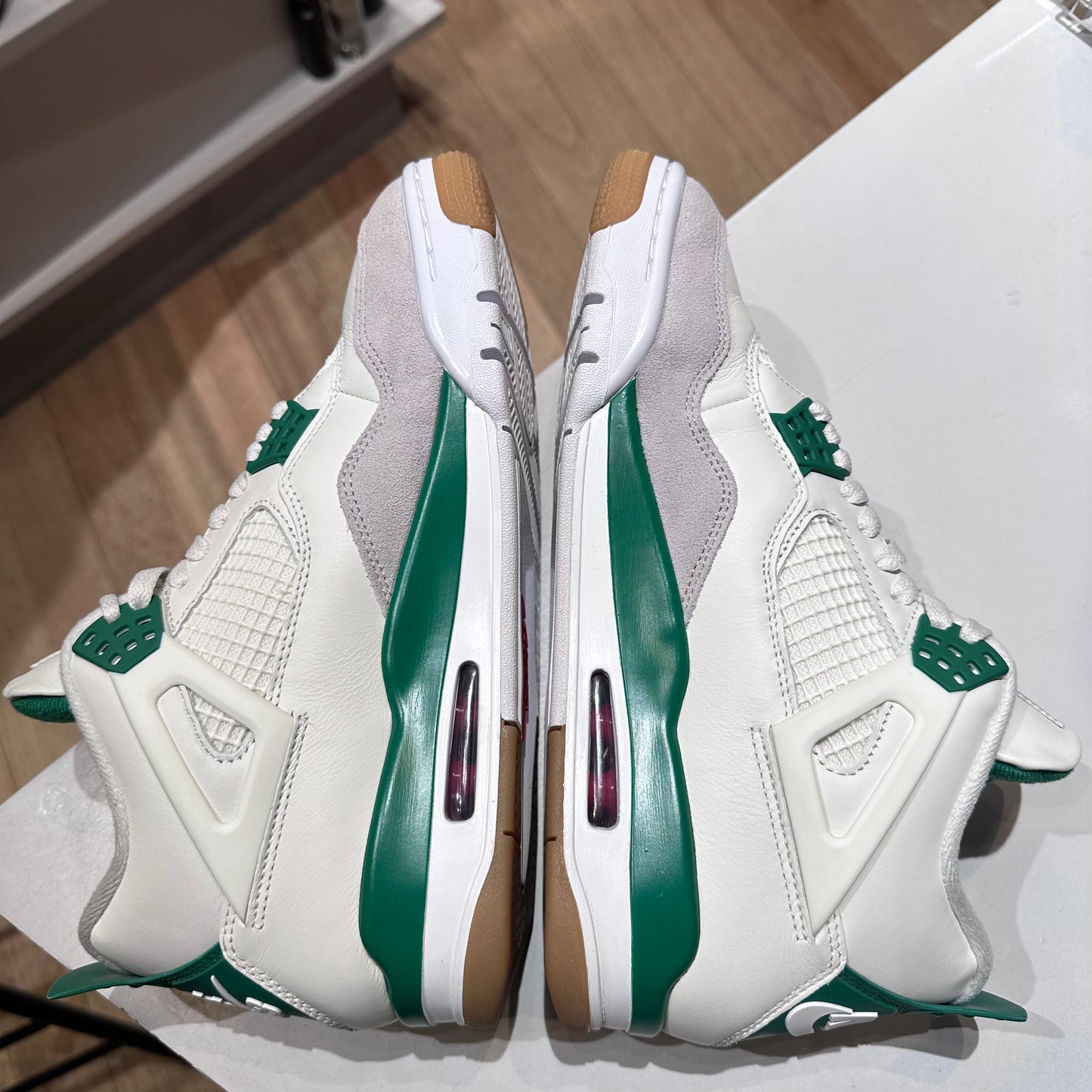 Jordan 4 Retro SB Pine Green Pre-owned US 9