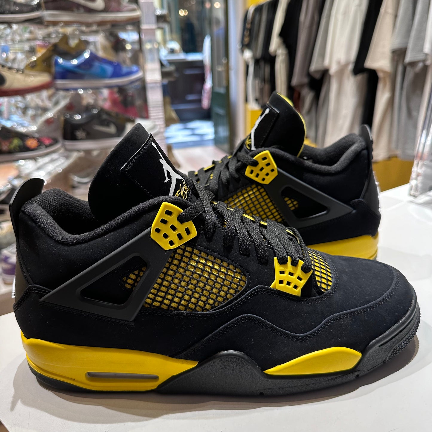 Jordan 4 Retro Thunder (2023) - Pre-Owned