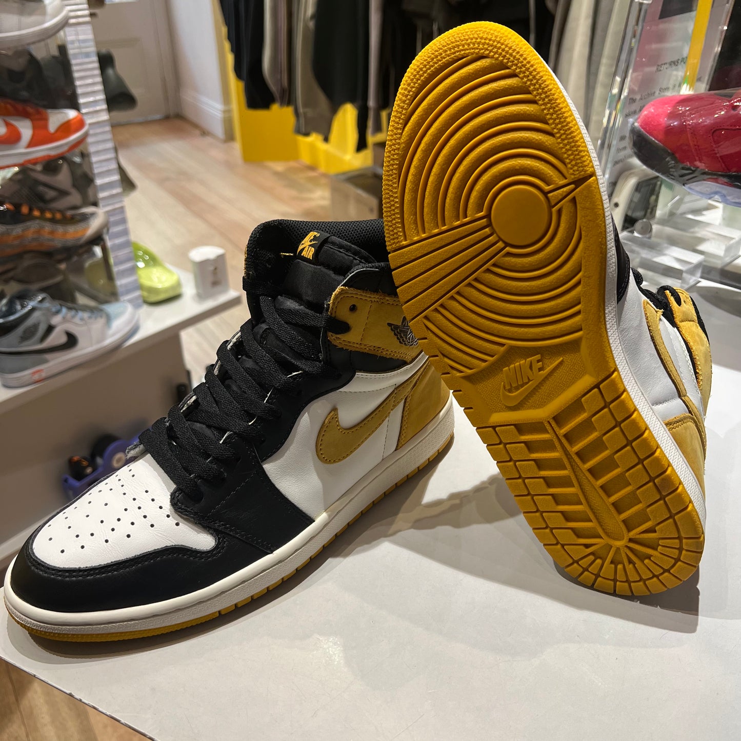 Jordan 1 Retro High Yellow Ochre Pre-owned US 10.5