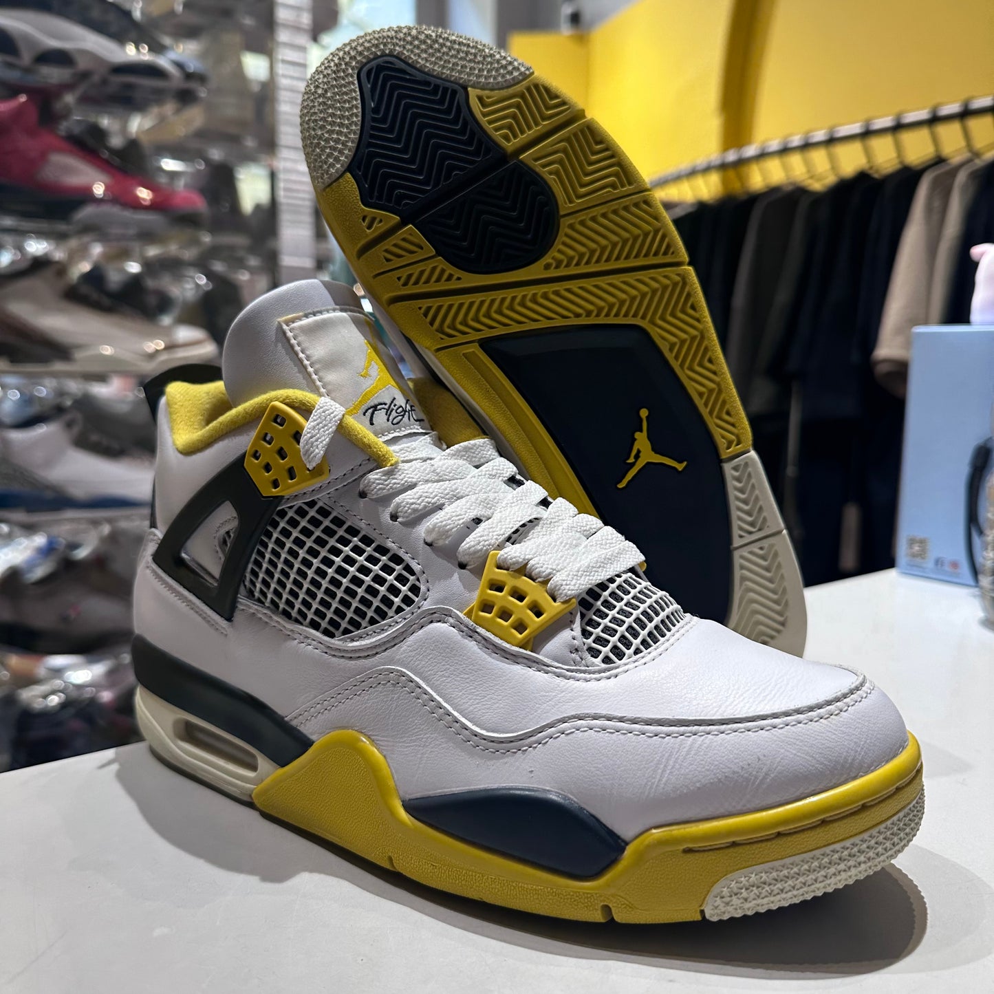 Jordan 4 Retro Vivid Sulfur (Women's) Pre-owned  W US10/ M US 8.5